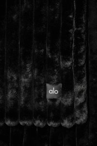 Alo Yoga Faux Fur Blanket Schwarz | SXPAZEJ-25